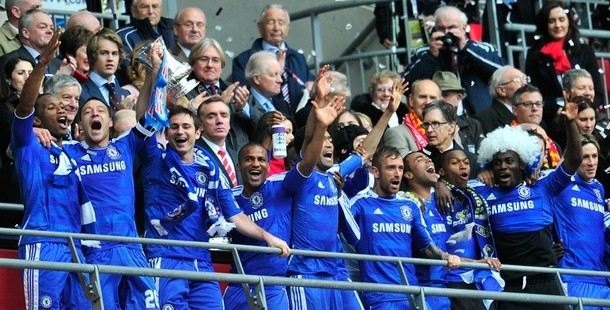 Chelsea nâng cao cúp vô địch.